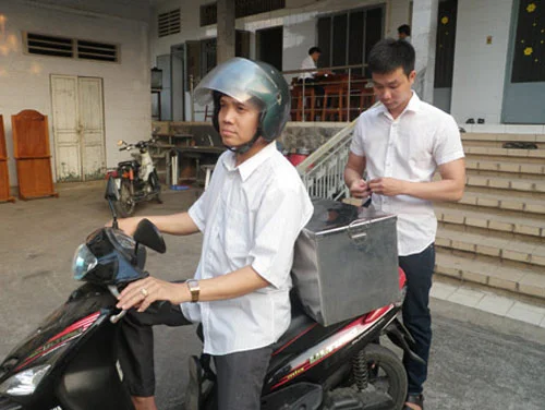 Nguyễn Quế (người đội mũ bảo hiểm) đang chuẩn bị dụng cụ để đi lấy thai nhi ở Bình Dương.