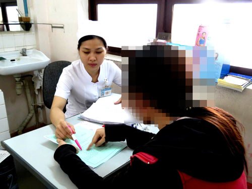 Một cô gái trẻ đang được hướng dẫn làm hồ sơ phá thai tại Bệnh viện Từ Dũ. Ảnh: ANH THƯ