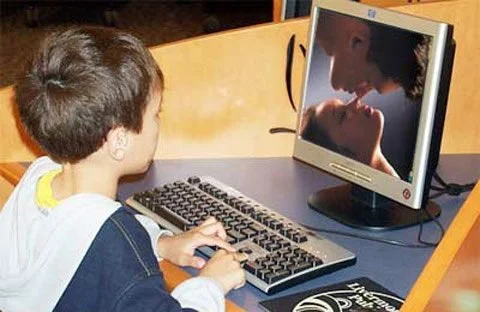 Trẻ đến tuổi dậy thì có nhu cầu tò mò về giới tính. Khi không được người lớn chỉ bảo, các em có xu hướng tự tìm kiếm nên dễ sa đà vào các trang web "đen". Ảnh minh họa: Sling.