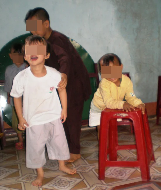 Cháu Triệu, con nuôi anh Phụng giờ đã học tiểu học.