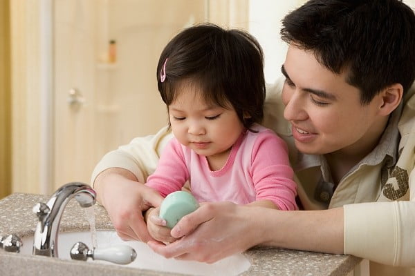 Để tạo cho bé thói quen rửa tay, cha mẹ cần giải thích vì sao bé phải làm việc này.