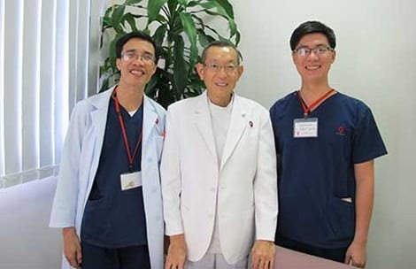 Bác sĩ Vũ Đình Tuân (trái) cùng Giám đốc Trung tâm Hiếm muộn IVF Osaka Nhật Bản - một trong những người anh từng “thọ giáo” kiến thức và kinh nghiệm trong nghề.