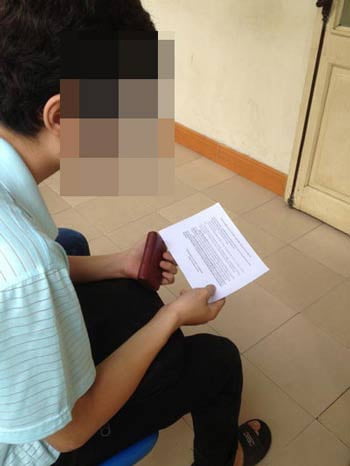 Một nam sinh đọc cam kết trước khi để người yêu phá thai tại BV Phụ sản Trung ương