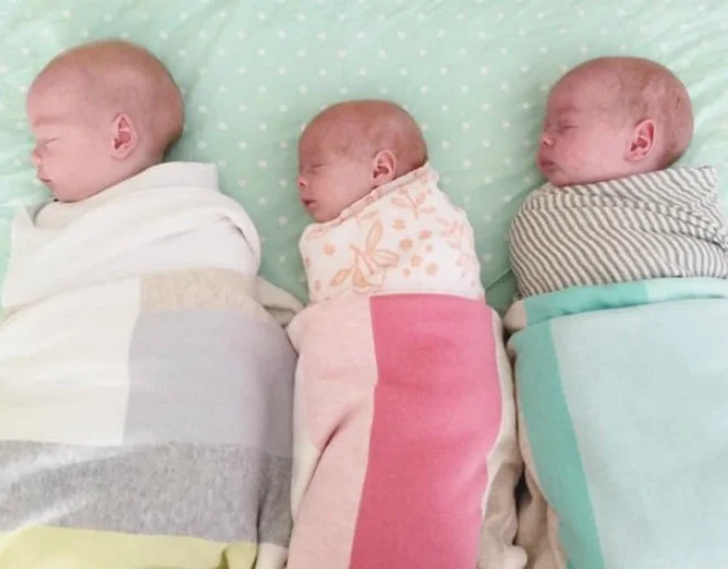 3 em bé chào đời với cân nặng khiêm tốn, bé Henry nặng 1,37 kg, Rufus 1,2 kg và bé Pearl chỉ nặng 0,69 kg. Tất cả 3 bé đều được chăm sóc đặc biệt nhưng Pearl yếu hơn cả.