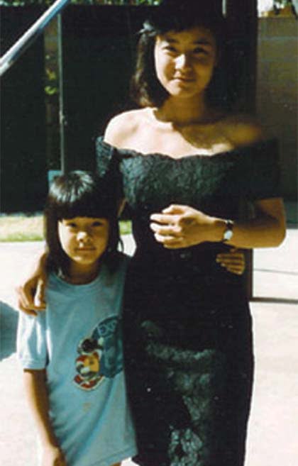  Chị Jora Trang và con gái hồi chị còn trẻ. Ảnh: Jora Trang/Cosmopolitan.