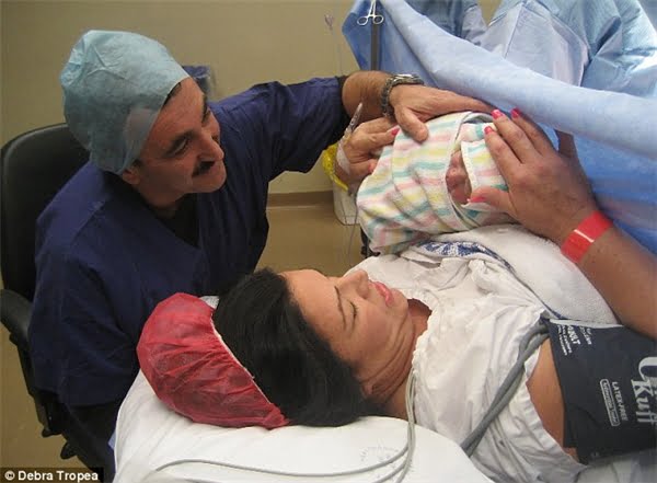 Một trường hợp khác là chị Debra Tropea và bé Kruz, sinh non ở tuần thứ 35. (Ảnh: Daily Mail)
