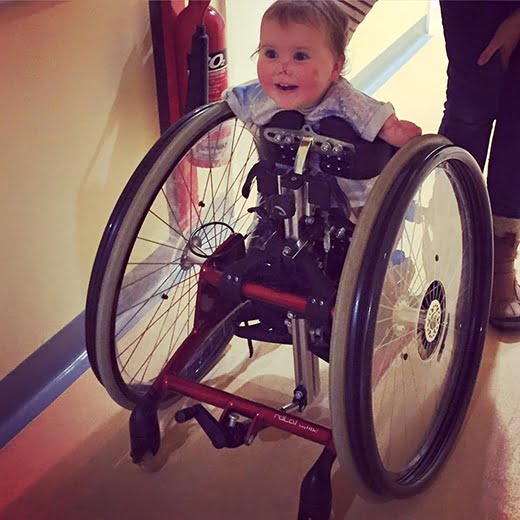  Tháng 10/2015, cô bé đã có được một chiếc xe đạp để tiện việc đi lại. Harmonie-Rose trông rất hớn hở. (Ảnh: HopeForHarmonie)