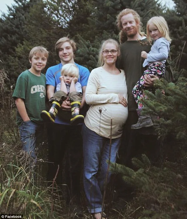 Erica chụp ảnh cùng gia đình trước khi sinh con.