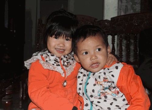  Hai bé Thu và An đang được chị Thủy nuôi dưỡng (ảnh chụp tại nhà "ông ngoại" - ông Nguyễn Văn Chế, bố chị Thủy)