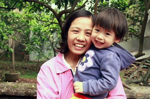  Chị Nguyễn Thị Yên đã từ bỏ điều trị ung thư để sinh con và trở thành tấm gương về tình mẫu tử bao la. Ảnh: Phan Dương.