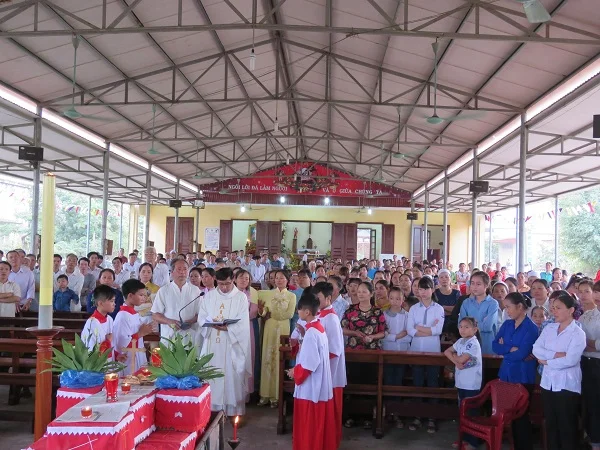 Hàng nghìn người cùng làm lễ cầu siêu cho các  thai nhi xấu số tại nhà nguyện thôn Phú Đa.