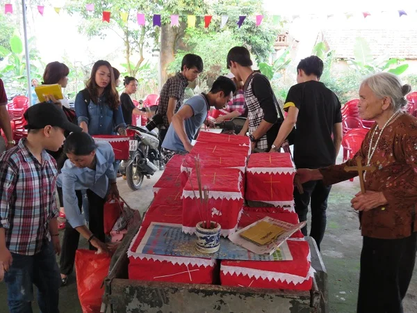 Đoàn lại bốc những hộp quan tài chuyển ra vườn Thánh để làm lễ an táng. Ảnh: ML