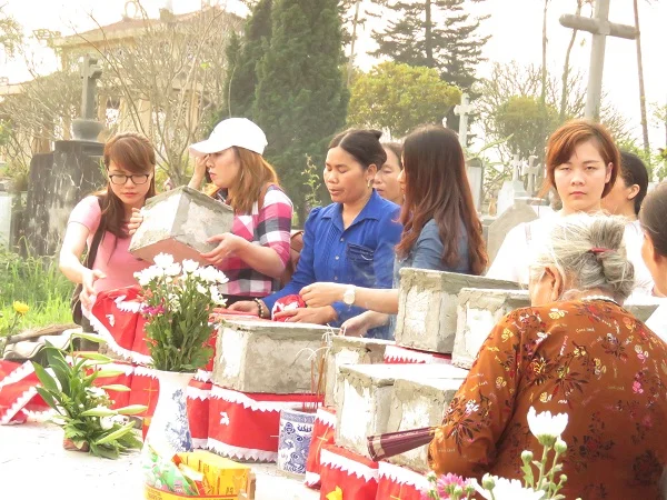 Một lần nữa, các con chiên lại tiếp tục cầu nguyện cho các “em” siêu thoát, không oán hận.
