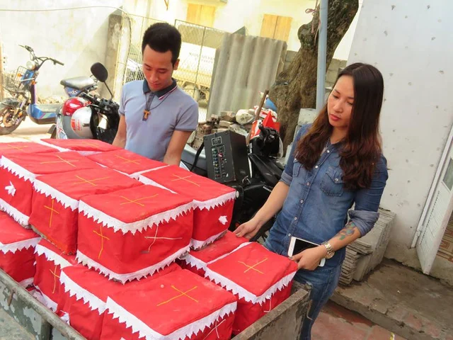 Mai Hiền đang chỉnh lại áo quan tài cho các "em" trước khi đưa tới nhà thờ làm lễ. Ảnh: ML
