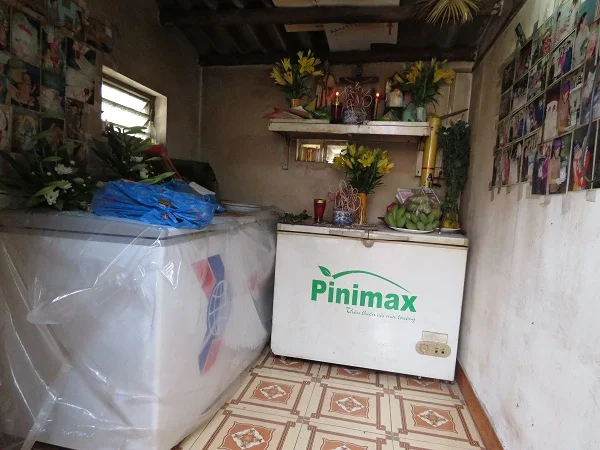 Hai chiếc tủ lạnh được nhà hảo tâm ủng hộ chị Cúc để bảo quản hài nhi. Ảnh: ML