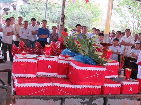 Tất cả các con chiên đều ở lại cầu nguyện cùng cha cho các hài nhi. Ảnh: ML