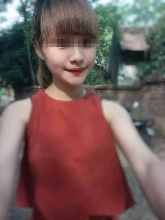 Hình ảnh người mẹ trẻ đang khiến cư dân mạng vô cùng phẫn nộ.