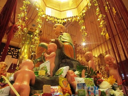 Tượng thờ những oan hồn thai nhi vô thừa nhận ở chùa Từ Quang.
