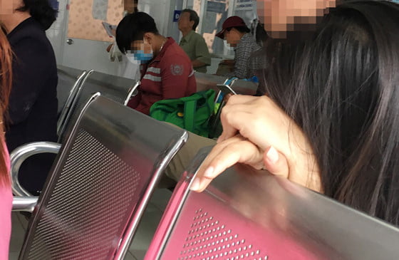 Nữ sinh viên gục đầu trên băng ghế chờ đến lượt phá thai
